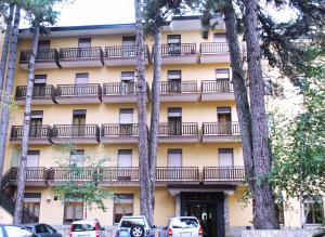 un condominio con auto parcheggiate davanti di Hotel Meranda a Camigliatello Silano