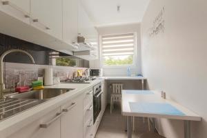 Kuchyňa alebo kuchynka v ubytovaní Apartamenty Startowa Gdańsk