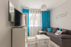 Televízia a/alebo spoločenská miestnosť v ubytovaní Apartamenty Startowa Gdańsk