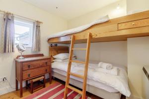 Postel nebo postele na pokoji v ubytování Wayfarer Cottage