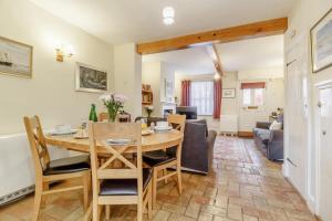 Posezení v ubytování Wayfarer Cottage