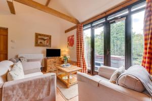 TV a/nebo společenská místnost v ubytování Willow Cottage at Wattisham Hall