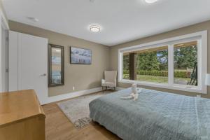 Ένα ή περισσότερα κρεβάτια σε δωμάτιο στο West Vancouver Cozy 2 Bedrooms Suite Garden View by Moonlight B&B