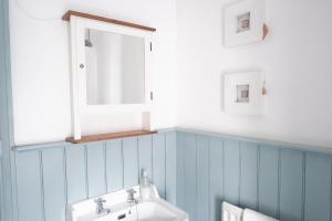 ein Badezimmer mit Waschbecken und Spiegel in der Unterkunft Kingfisher Cottage in Youlgreave + 21 Fotos