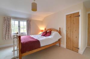 En eller flere senge i et værelse på Well Cottage