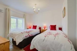 En eller flere senge i et værelse på Bosuns Cottage