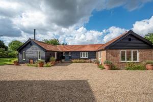 a home with a brick house with a yard at Rose Cottage in Middleton