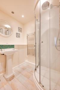 ein Badezimmer mit Dusche und Waschbecken in der Unterkunft Fishermen's Cottage in Sheringham