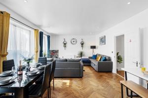 a living room with a couch and a table at The Lanes Brighton Short Stay 2Bed 2Bath Sleeps 8 in Brighton & Hove
