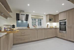 cocina grande con armarios y electrodomésticos de madera en 1 The Homestead, en Frostenden 9 fotos más