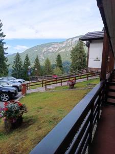 a balcony of a house with a view of a mountain at Il Rifugio dell'Artista in Folgarida