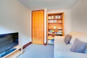 ein Wohnzimmer mit Couch und Flachbildfernseher in der Unterkunft Haven Cottage in South Walsham