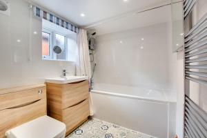 ein Badezimmer mit Toilette, Waschbecken und Dusche in der Unterkunft Haven Cottage in South Walsham + 9 Fotos