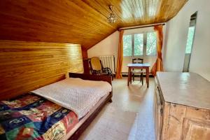 Un dormitorio con una cama y un techo de madera. en Nice Chalet With View On The Mountain, en La Salle-les-Alpes