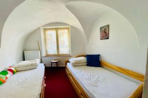 Dos camas en una habitación con techo abovedado. en Nice Chalet With View On The Mountain, en La Salle-les-Alpes 6 fotos más