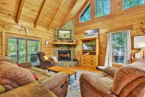 Χώρος καθιστικού στο Our Favorite Place - Unwind in the Hot Tub or Relax by the Creekside Firepit