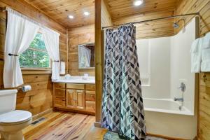 Ένα μπάνιο στο Our Favorite Place - Unwind in the Hot Tub or Relax by the Creekside Firepit +26 φωτογραφίες