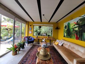Χώρος καθιστικού στο Casa Ashraya ecolodge