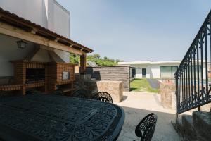 Un patio con mesa y sillas y una chimenea. en Casa de Cambres - by RowdHouses, en Lamego
