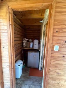 ティグレにあるSweet Home 4の小さな客室で、冷蔵庫、ゴミ箱が備わります。