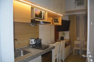 eine Küche mit Spüle und Arbeitsplatte in der Unterkunft Adrian's Place at La Bella Tagaytay in Galicias