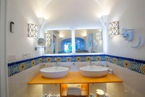 a bathroom with two sinks and a mirror at Hotel Pellegrino in Praiano