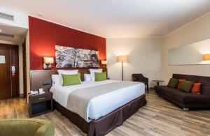 Кровать или кровати в номере Leonardo Hotel Barcelona Gran Via +41 фотография