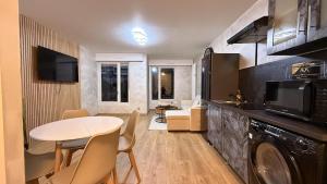 Dapur atau dapur kecil di Appartement Chic avec jacuzzi