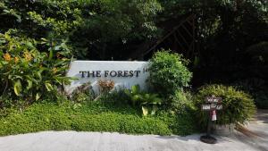 ein Schild mit der Aufschrift „Der Wald in einem Garten“ in der Unterkunft Adrian's Place at La Bella Tagaytay in Galicias + 4 Fotos