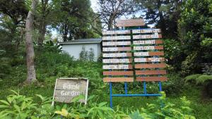 ein Stapel Bücher auf einem Display in einem Garten in der Unterkunft Adrian's Place at La Bella Tagaytay in Galicias