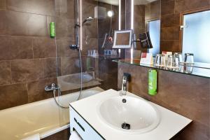 un baño con lavabo y ducha en Four Points Flex by Sheraton Vienna Hauptbahnhof, en Viena 18 fotos más