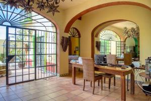 a dining room with a table and chairs in a house at Casa de Hospedaje Jardin del Tuito in El Tuito