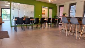 a conference room with a table and chairs at Vakantiewoning De Schuur Tienen in Tienen