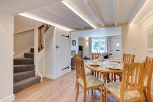 Japonica Cottage في Wenhaston: غرفة طعام بها طاولة وكراسي