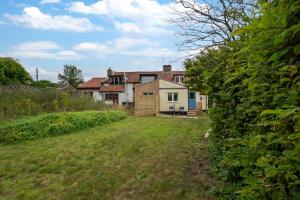 Japonica Cottage في Wenhaston: ساحة فاضية امام البيت