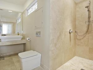 Et badeværelse på Southwold Gallery Apartment + 21 billeder