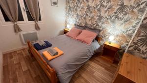 a bedroom with a bed with two towels on it at La Parenthèse in Longchaumois