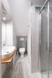 ein Badezimmer mit Toilette, Waschbecken und Dusche in der Unterkunft Casa vacanze Casalena 