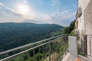 einen Balkon mit Blick auf die Berge in der Unterkunft Casa vacanze Casalena 