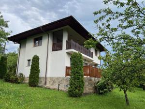 a house with a balcony on the side of it at The Old Walnut House in Terziysko