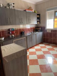 Oued LaouにあるAppartement Oued Laou resisendence Assalem, en bord de merのキッチン(グレーのキャビネット付) +4枚の写真