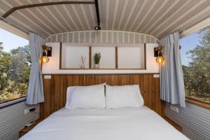 Giường trong phòng chung tại אלומה- בוטיק בטבע +25 ảnh