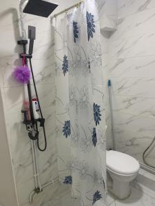 a shower curtain in a bathroom with a toilet at Appart Élégance Oran Centre in Oran