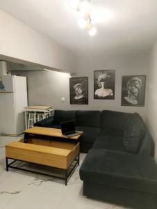 Una sala de estar con un sofá y una mesa de café. en Antheon Apartment - 1km from the sea, en Néa Michanióna