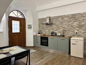 Una cocina con un fregadero y una mesa en una habitación. en Eccelsa 98, en Tívoli