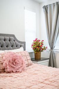 ein rosa Bett mit einer rosa Blume drauf in der Unterkunft Central Location Cozy Private Bedroom w Bathroom in Irvine