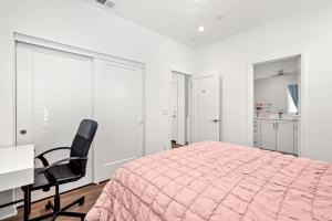 ein Schlafzimmer mit einem Bett, einem Schreibtisch und einem Stuhl in der Unterkunft Central Location Cozy Private Bedroom w Bathroom in Irvine