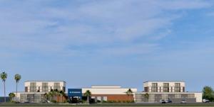 ケナーにあるWyndham New Orleans Airport & Conference Centerの前方のヤシの木の建物の描写
