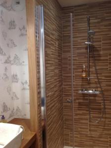 een badkamer met een douche met een glazen deur bij L'Orchard in Bonneville-la-Louvet +38 foto's