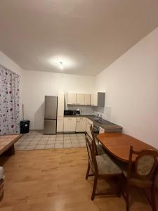 una cucina con un tavolo di legno e un tavolo e sedie di Günstige Monteurwohnungen östlich von Leipzig Nähe A14 in Wurzen a Wurzen